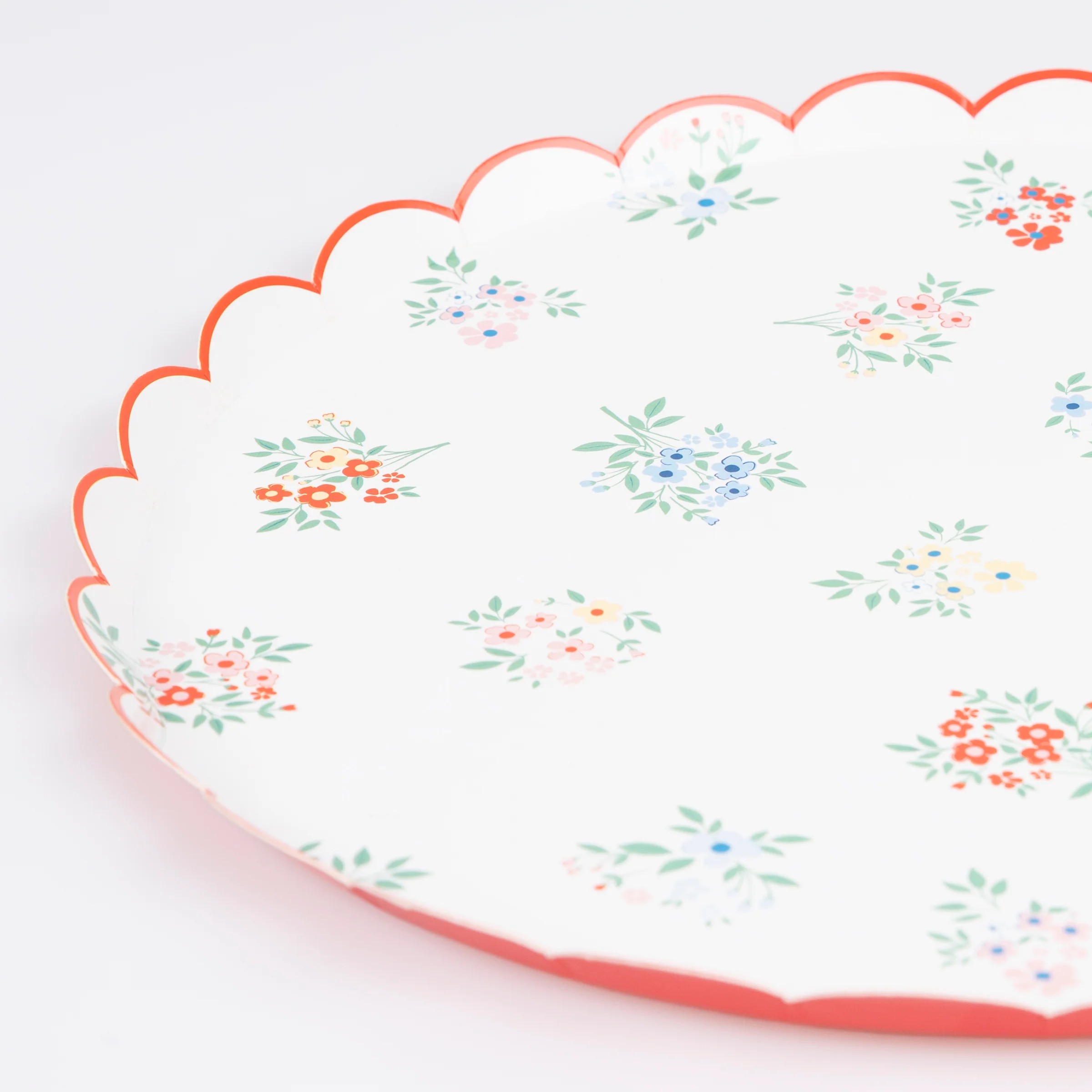 Ditsy Posy Scalloped Dinner Plates (x 8) - Image 3