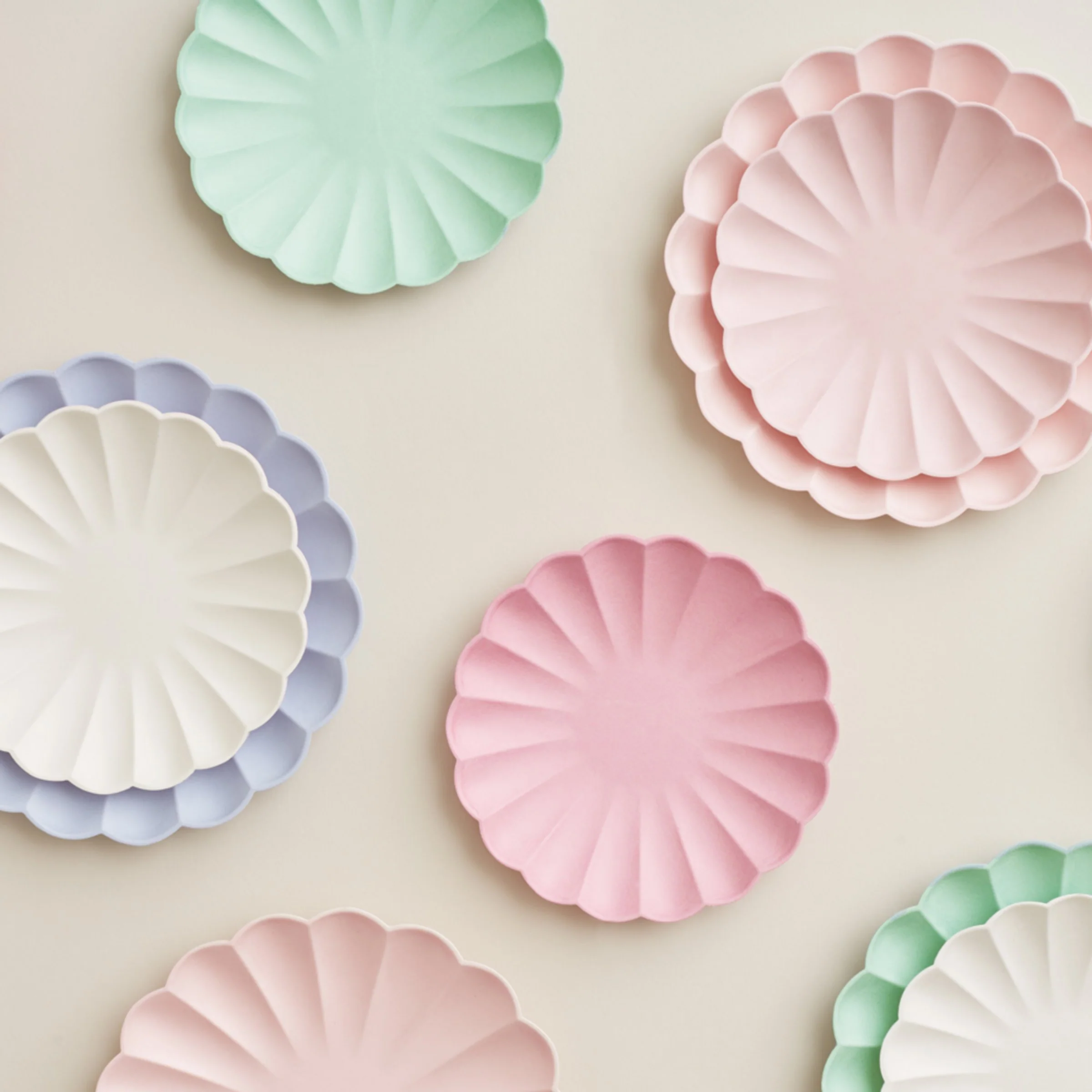 Small Bubblegum Pink Compostable Plates (x 8) - Image 3